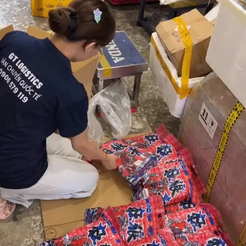 Nhân viên GT Logistics đóng gói hàng của khách